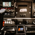 Современная кабина авиасимулятора с детализированными приборами управления