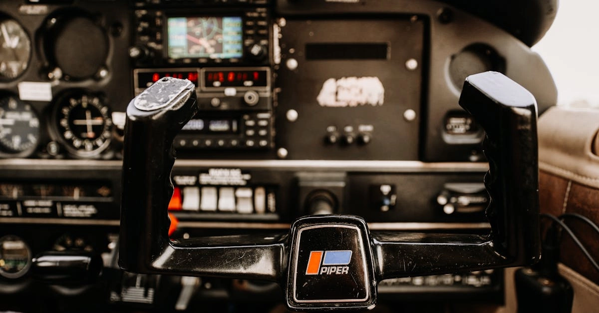 Современная кабина авиасимулятора с детализированными приборами управления